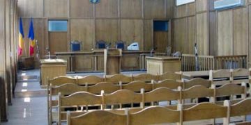 Pentru mass-media//Atentie se inchid usile pentru presa. Urmeaza statia CSM, peronul pe partea stanga