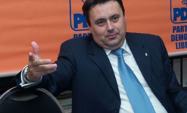 Volosevici transforma angajatii Rosal in agenti electorali amenitandu-i ca-si vor pierde locurile de munca daca nu iese el primar