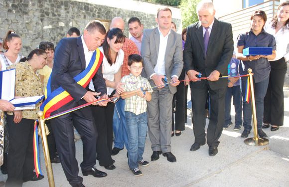 Încă 24 de familii din Bușteni au primit locuințe noi