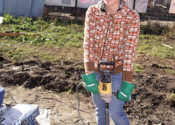 Asociaţia Studenţilor la Construcţii din Bucureşti a lucrat pentru o zi pe şantierul Habitat for Humanity din Ploieşti