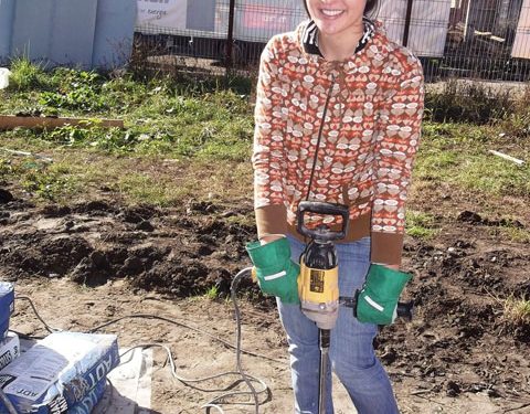 Asociaţia Studenţilor la Construcţii din Bucureşti a lucrat pentru o zi pe şantierul Habitat for Humanity din Ploieşti