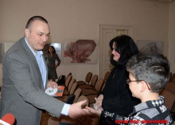 O femeie vrea sa intre in greva foamei la Ploiesti, iar Badescu o intarzie si ii muta locul solicitat