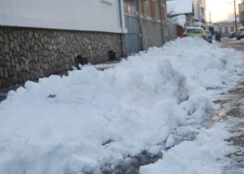La Ploiesti,  deszapezirea trotuarelor este facuta de “ mama natura”. Alo, Rosal, esti pe receptie?