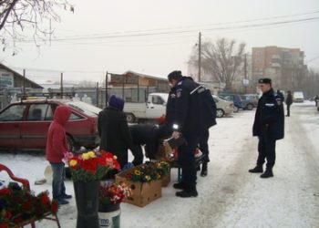 Jandarmii au luat la puricat comerciantii de lumanari si flori in loc sa umble dupa adevaratii hoti