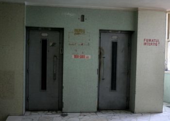 Lifturile ploiestenilor adevarate sicrie pe cablu
