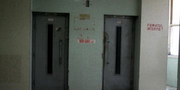 Lifturile ploiestenilor adevarate sicrie pe cablu