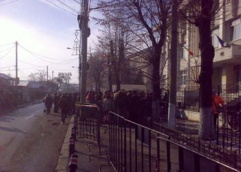 Cozi interminabile la Politie pentru preschimbarea permiselor auto