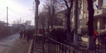 Cozi interminabile la Politie pentru preschimbarea permiselor auto