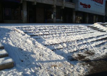 La Ploiesti de deszapezirea trotuarelor se ocupa Sfantul Soare. Politistii comunitari si-au uitat atributiile?