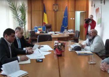 Aproximativ 50 de apicultori au baza-iiit si fluerat in semn de protest in fata Palatului Administrativ si la sediul PNL(video)