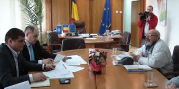 Aproximativ 50 de apicultori au baza-iiit si fluerat in semn de protest in fata Palatului Administrativ si la sediul PNL(video)