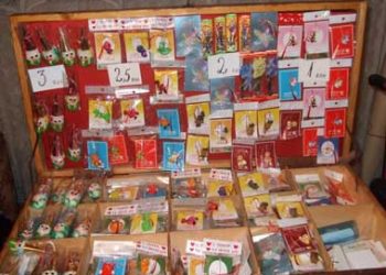 Pe tarabele comerciantilor ploiesteni se vand martisoare romanesti, made in China