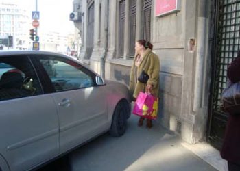 In timp ce Politia Locala doarme, smecherii cu bolizi de lux blocheaza trotuarele