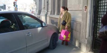 In timp ce Politia Locala doarme, smecherii cu bolizi de lux blocheaza trotuarele