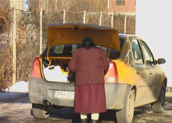 Saracii Ploiestiului isi cara ajutoarele de la UE cu taxiurile( video)
