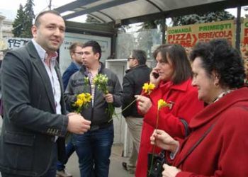 Viceprimarul Raul Petrescu a impartit zeci de flori in centrul Ploiestiului