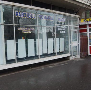 Cu un simplu e-mail ajungi coleg de partid cu  Vadim Tudor