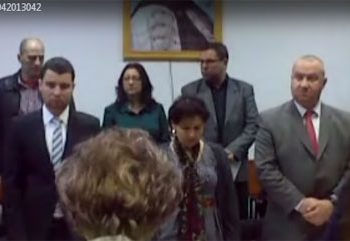 Sanda Dragulea confunda intonarea imnului cu momentele de reculegere. Capul sus doamna, daca aveti motive!(video)