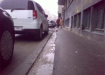 Alo Donald, mai muncim si noi? Cand asfaltati trotuarul de pe str. Take Ionescu?