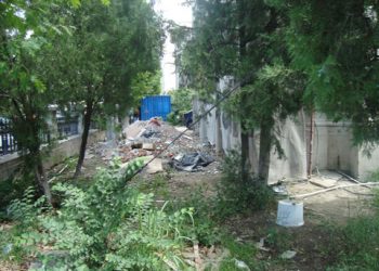 Mormane de gunoaie, lucrari de mantuiala si muncitori „glumeti”  – cam asa decurge renovarea Palatului Culturii