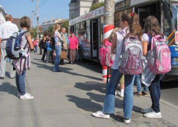 Elevii din Constanta au facut greva japoneza pentru neplata abonamentelor. Pe cand si cei din Prahova?