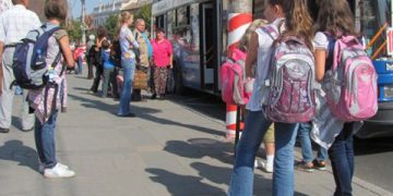Elevii din Constanta au facut greva japoneza pentru neplata abonamentelor. Pe cand si cei din Prahova?