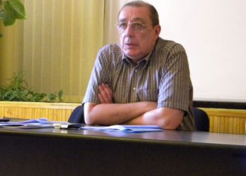 In timp ce Ministrul Educatiei vorbeste despre rezultatele dezastruoase la simulari, mii de elevi din mediul rural merg la scoala pe banii parintilor