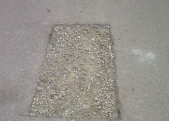 Cu toate ca ploiestenii reclama reprezentantii Apa Nova pentru gaurile din asfalt, acestia se dezic aruncand vina in ograda Primariei