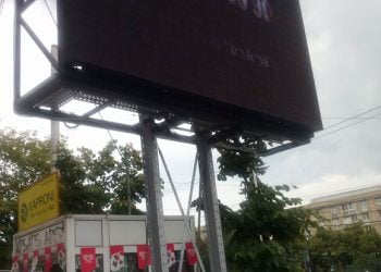 Un cunoscut moderator tv si-a tras panou publicitar in centrul Ploiestiului.  Intra sa vezi cine e si spune daca mai ai incredere in ce zice pe post