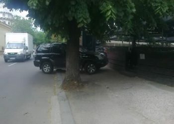 Sesizare de la cetateni// O ditamai masina parcata de-a curmezisul pe strada I.L.Caragiale
