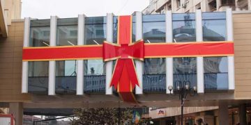 PUBLICITATE// WINMARKT A INAUGURAT CEA DE-A DOUA PASARELA DE LEGATURA INTRE CELE 2 CENTRE COMERCIALE DIN PROPRIETATE