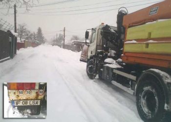 Rosal deszapezeste cu rotile masinilor. Plugurile stau ridicate, ca sa nu consume motorina