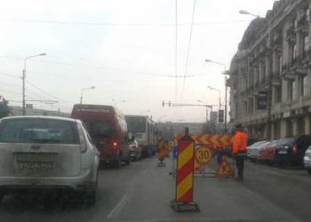 Trafic blocat in centrul Ploiestiului din cauza Delta ACM. Nu se poate lucra pe timp de noapte?