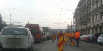 Trafic blocat in centrul Ploiestiului din cauza Delta ACM. Nu se poate lucra pe timp de noapte?