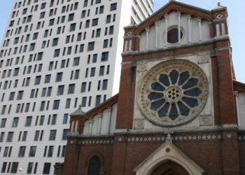 Două Universităţi din Bucureşti implicate în tergiversarea desfiinţării Cathedral Plaza