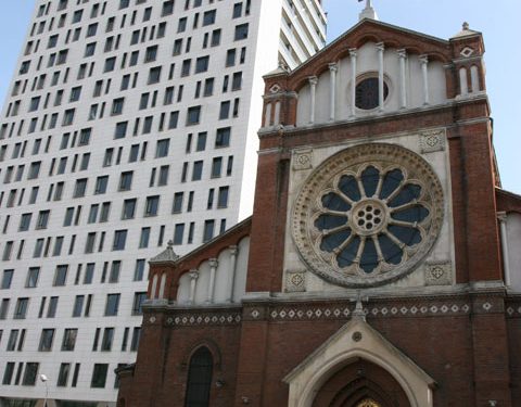 Două Universităţi din Bucureşti implicate în tergiversarea desfiinţării Cathedral Plaza
