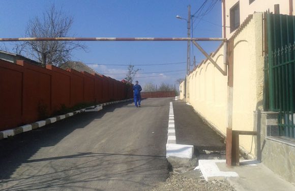 Aberant// O bariera restrictioneaza accesul dintre Plopeni si Paulesti. Primarul Dragos Nita a decis asta prin HCL