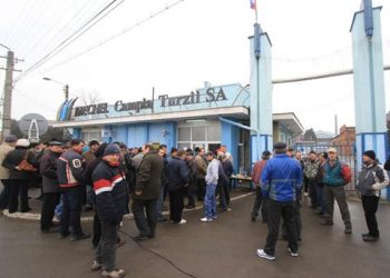 Comisia pentru bugete aprobă ajutorul pentru muncitorii disponibilizaţi din România