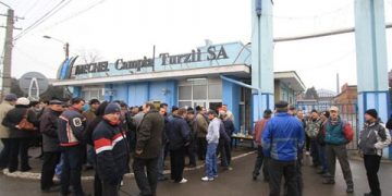 Comisia pentru bugete aprobă ajutorul pentru muncitorii disponibilizaţi din România