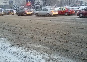 Oare asa trebuie sa arate o strada principala deszapezita?