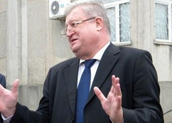 Daniel Savu are o mica problema. Se numeste Argentina Costache, sefa lui… de campanie