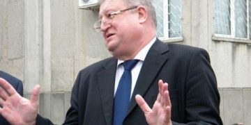 Daniel Savu are o mica problema. Se numeste Argentina Costache, sefa lui… de campanie