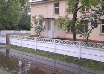 Puchenii Mari// Primarul s-a implicat si a colectat mare parte din cantitatea de apa care inundase scoala