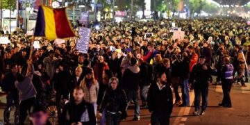 Romania Curata// MOBILIZARE pentru protest: Penalii din Parlament îi scot pe români în stradă