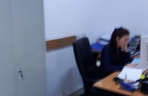 Domnisoara secretara Claudia, din primaria Ploiesti, esti frumoasa, dar…