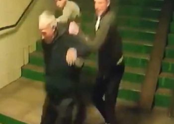 Brasov// Doi adolescenti bat cu bestialitate un batran. Acum e in stare critica(Video)