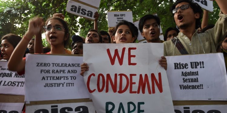 India introduce pedeapsa cu moartea pentru violatorii copiilor până în 12 ani