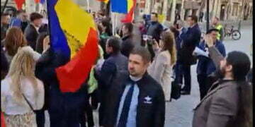 Inedit// Peste 200 de reprezentantii AUR protesteaza la Bruxelles pentru a atrage atentia asupra modului in care sunt tratati romanii si Romania la varful comunitatii europene