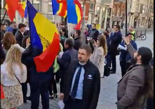 Inedit// Peste 200 de reprezentantii AUR protesteaza la Bruxelles pentru a atrage atentia asupra modului in care sunt tratati romanii si Romania la varful comunitatii europene