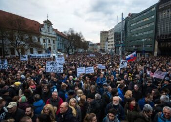 Mii de slovaci ies în stradă pentru a protesta față de diminuarea sancțiunilor pentru infracțiunile de corupție